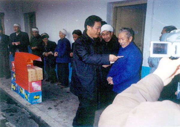 2005年12月15日，公司董事长陈果慰问茅台镇敬老院孤寡老人