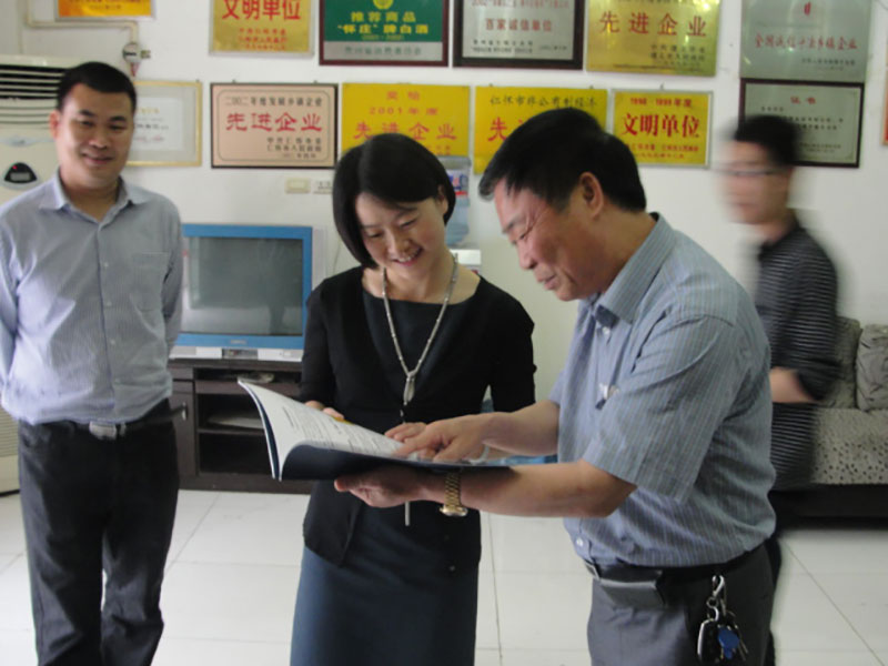 仁怀市委副书记游海燕（左二）指导公司党建工作